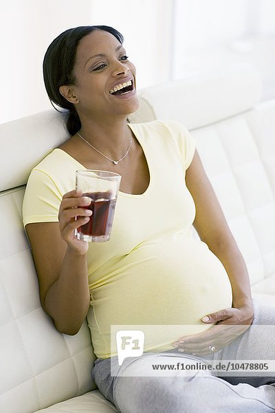 Schwangere Frau lachend