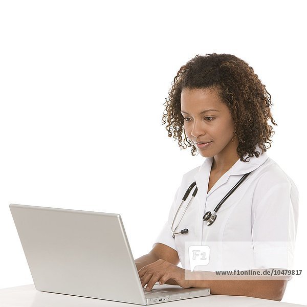 Krankenschwester benutzt einen Laptop