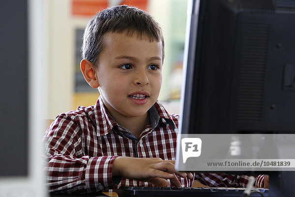 7-jähriger Junge an einem Computer