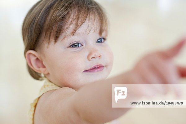 MODELL FREIGEGEBEN. Kleinkind zeigt auf. 15 Monate altes Mädchen zeigt auf Kleinkind zeigt auf