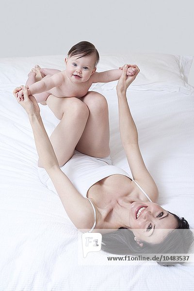 MODELL FREIGEGEBEN. Mutter und Baby. Mutter spielt mit ihrer 7 Wochen alten Tochter Mutter und Baby