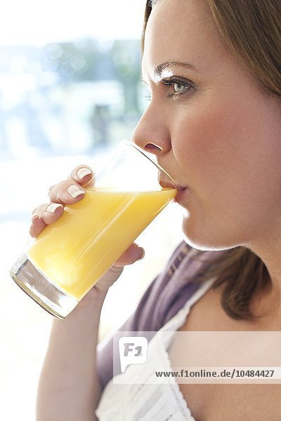 MODELL FREIGEGEBEN. Frau trinkt Orangensaft Frau trinkt Orangensaft