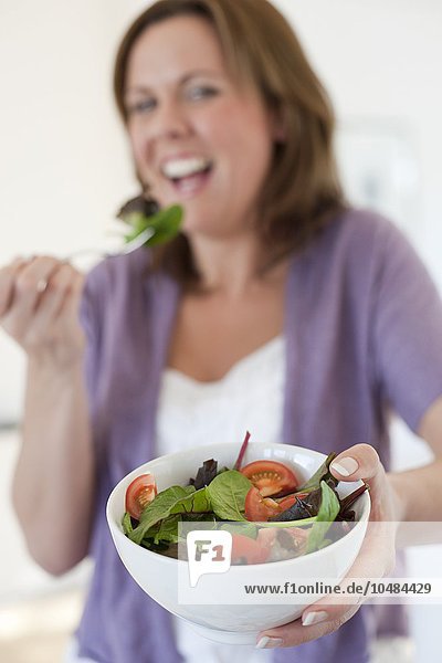MODELL FREIGEGEBEN. Gesunde Ernährung. Frau isst einen Salat Gesunde Ernährung