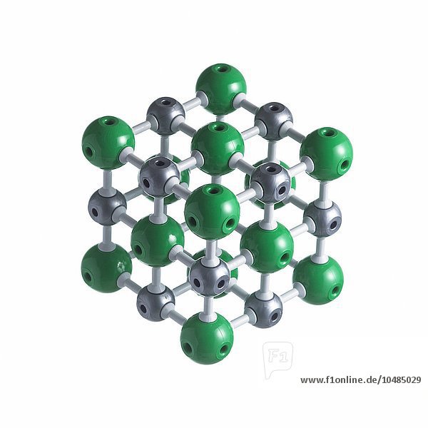 Natriumchlorid-Gitter. Die Atome sind als Kugeln dargestellt und farblich kodiert: Natrium (silber) und Chlor (grün). Natriumchlorid-Gitter