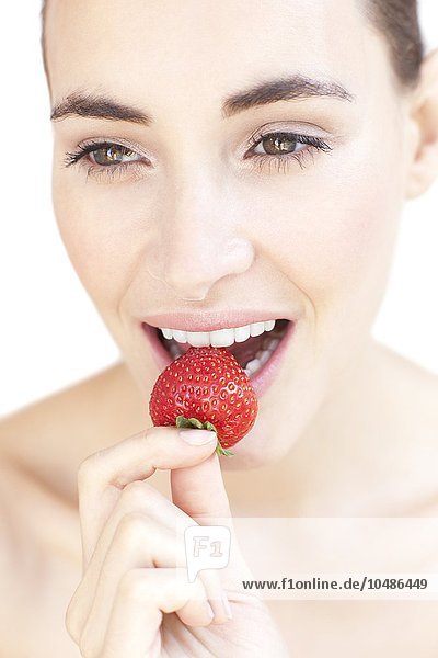 MODELL FREIGEGEBEN. Frau isst eine Erdbeere Frau isst eine Erdbeere