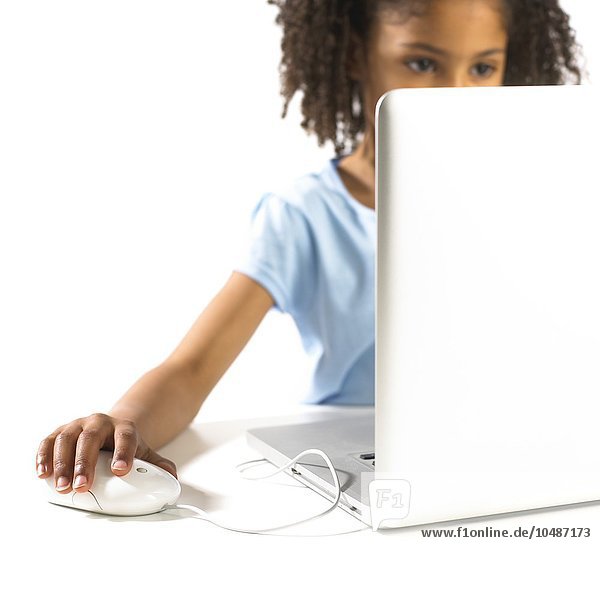 Junges Mädchen benutzt einen Laptop Junges Mädchen benutzt einen Laptop