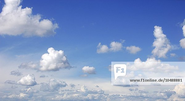 Blauer Himmel mit Kumuluswolken  Computerkunstwerk Blauer Himmel mit Kumuluswolken  Kunstwerk