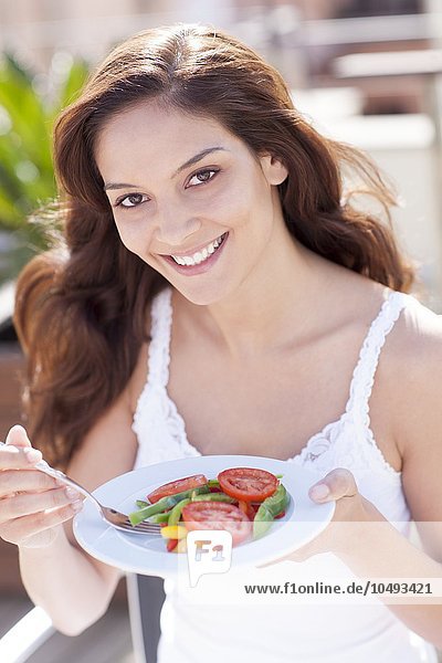 MODELL FREIGEGEBEN. Frau isst einen Salat Frau isst einen Salat