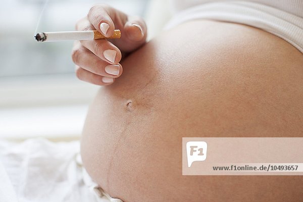 MODELL FREIGEGEBEN. Schwangere Frau raucht Schwangere Frau raucht