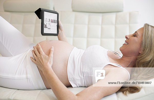 MODELL FREIGEGEBEN. Schwangere Frau mit Tablet-Computer Schwangere Frau mit Tablet-Computer