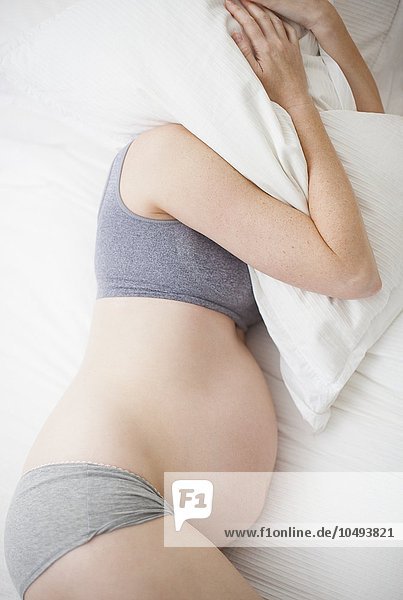MODELL FREIGEGEBEN. Schwangere Frau schlafend Schwangere Frau schlafend