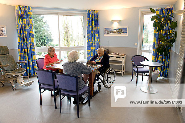 Reportage im Marcel-Paul-Heim  einem Pflegeheim in der Nähe von Fleury Mérogis in Frankreich.