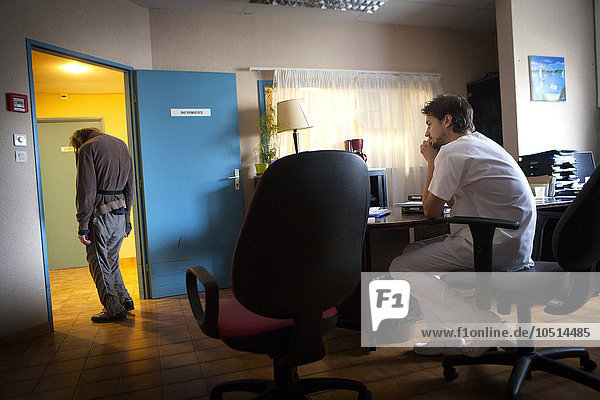 Reportage aus der psychiatrischen Abteilung eines Krankenhauses in Haute Savoie  Frankreich. Ein Patient verlässt das Büro der Krankenschwestern.