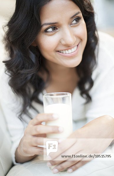 MODELL FREIGEGEBEN. Porträt einer Frau mit einem Glas Milch Frau mit Milch