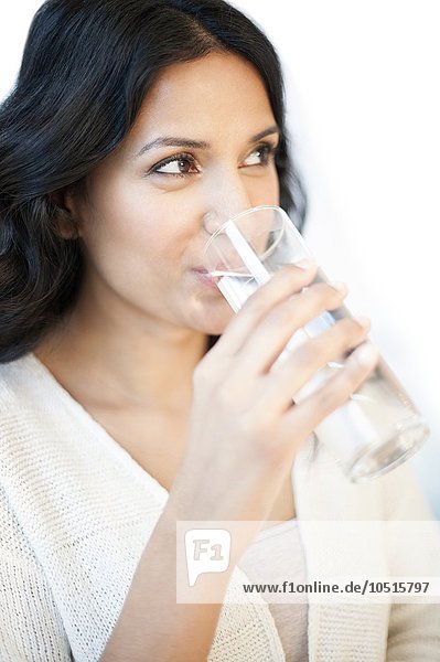 MODELL FREIGEGEBEN. Porträt einer Frau  die ein Glas Wasser trinkt Frau trinkt Wasser
