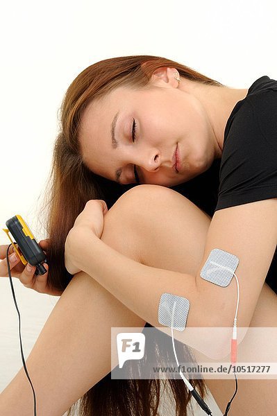 Elektroden in Pads  die an einer Frau befestigt werden  transkutane elektronische Nervenstimulation
