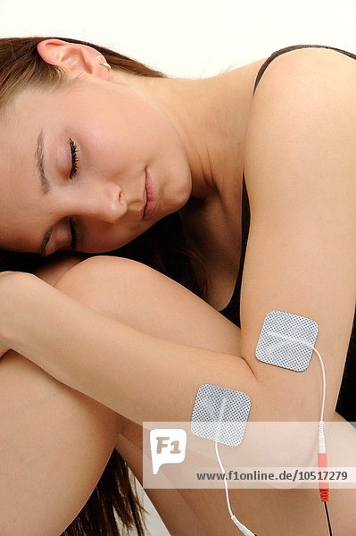 Elektroden in Pads  die an einer Frau befestigt werden  transkutane elektronische Nervenstimulation