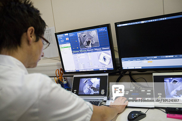 Reportage in einem strahlungsonkologischen Dienst in der Schweiz. Der Dienst ist mit dem neuesten Linearbeschleuniger  dem Truebeam  ausgestattet. Ein Techniker steuert die Behandlungssitzung.