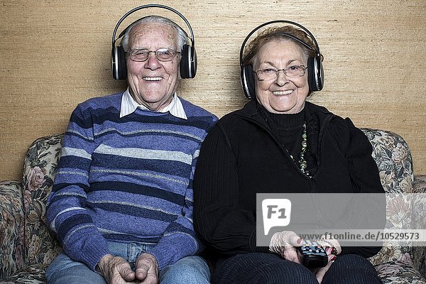 Älteres Paar mit Kopfhörern