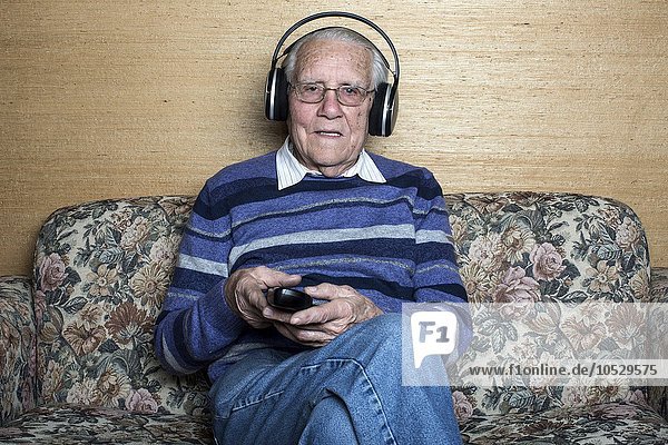 Älterer Mann mit Kopfhörern