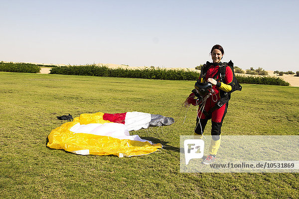 Fallschirmspringerin  Dubai  Vereinigte Arabische Emirate  Arabien  Asien
