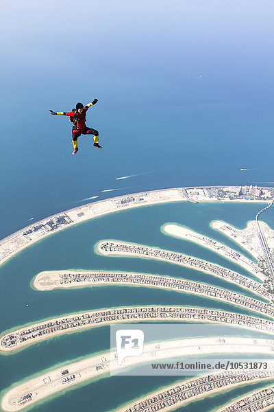 Fallschirmspringerin  Dubai  Vereinigte Arabische Emirate  Arabien  Asien
