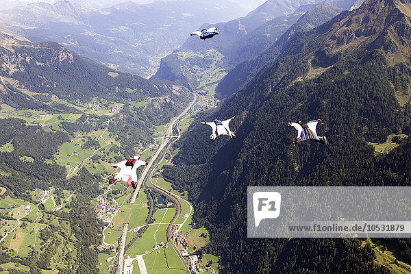 Vier Birdmen  Ambri  Kanton Tessin  Schweiz  Europa