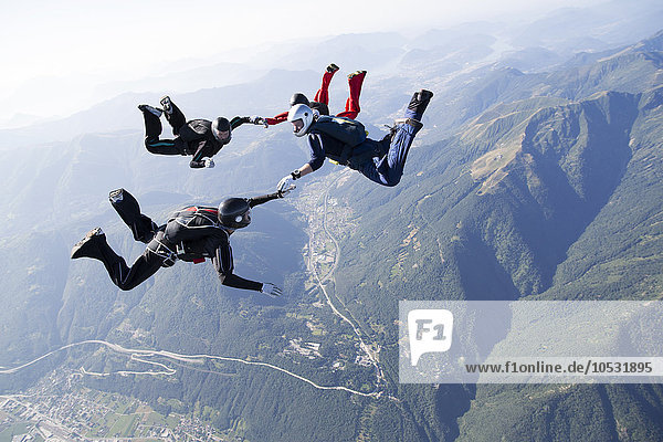 Vier Fallschirmspringerinnen  Locarno  Kanton Tessin  Schweiz  Europa