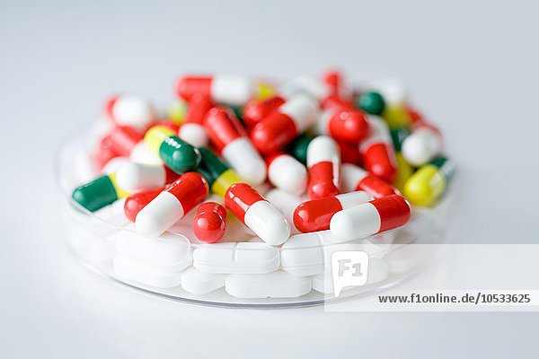 Tabletten in einer Petrischale