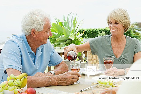 Ältere Erwachsene trinken Wein