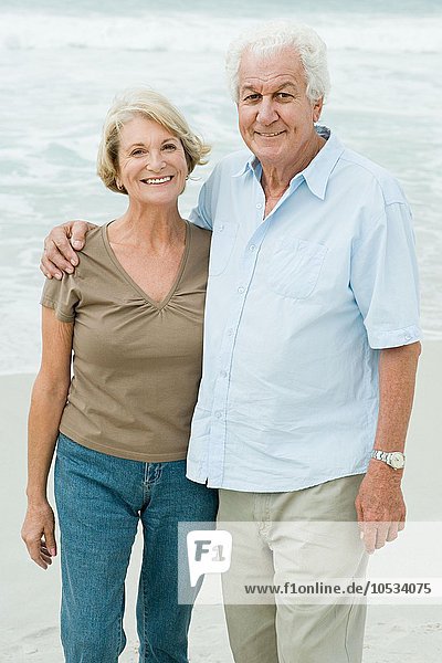 Älteres erwachsenes Paar am Strand