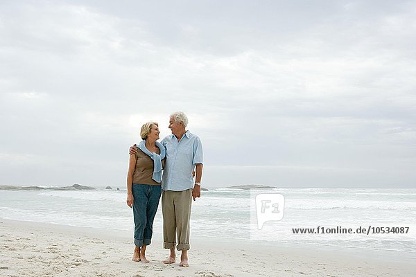 Seniorenpaar am Strand stehend