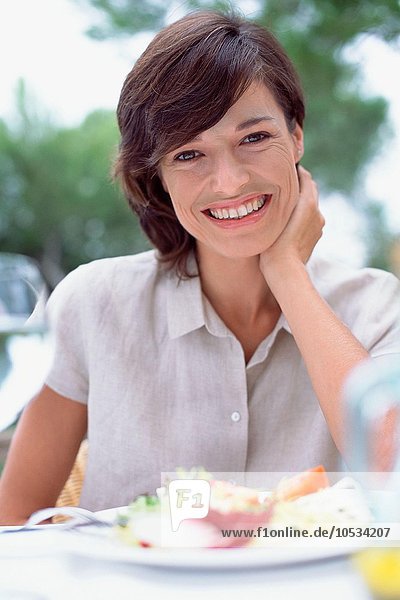 Lächelnde Frau mit Salat
