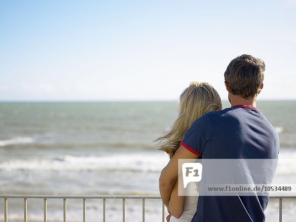 Paar mit Blick aufs Meer
