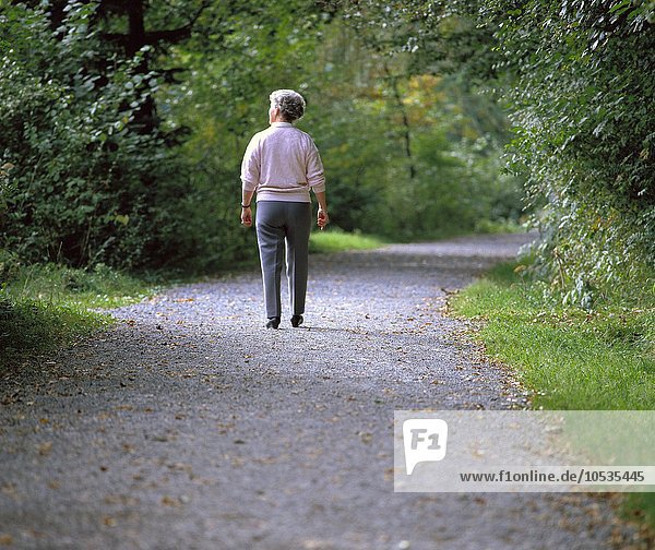 10122998  Person  Natur  Seniorin  Waldweg  Spaziergang  Frau  Wandern  Spaziergang  Senioren