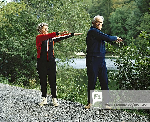 10123088  aktiv  Gymnastik  Fitness  draußen  Übungen  Jogging  Sport  Jogging  Senioren  Paar  Paar  Trainingsanzug