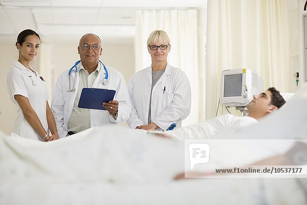 Ärzte und Krankenschwester im Krankenhauszimmer