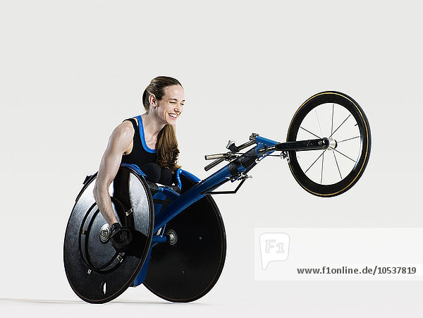 Rollstuhlsportlerin lächelnd