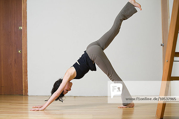 Frau praktiziert Yoga