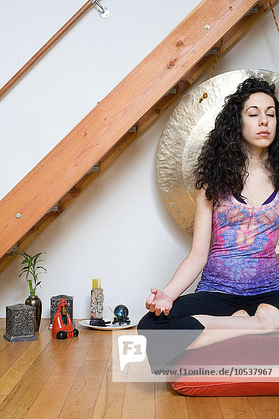Frauen in Lotusstellung beim Yoga
