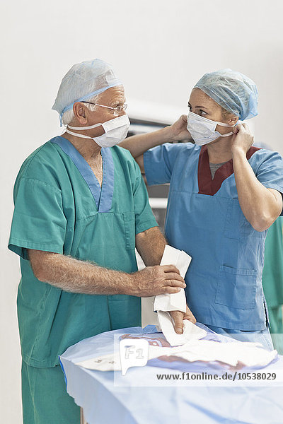 Arzt und Krankenschwester im Operationssaal