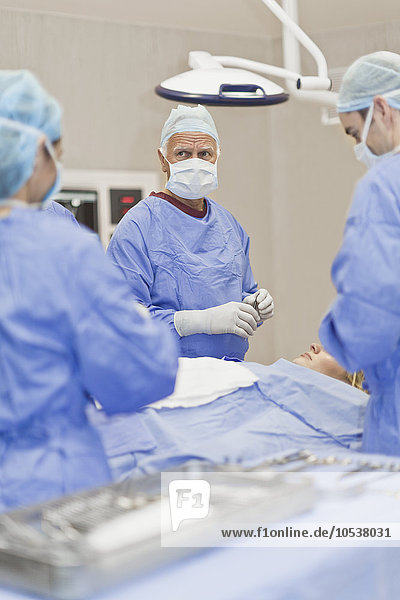 Chirurgen bei der Arbeit im Operationssaal