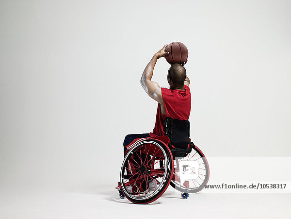 Rollstuhlbasketballspieler beim Schießen