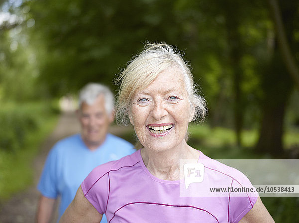 Lächelnde ältere Frau draußen stehend