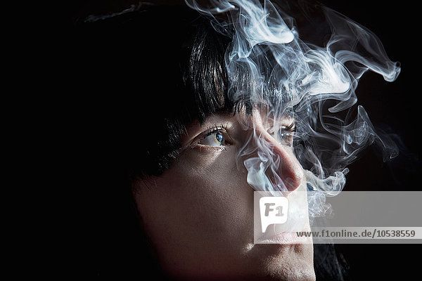 Nahaufnahme der rauchenden Frau