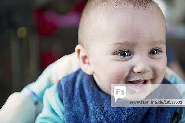 Nahaufnahme von Babys lächelndem Gesicht