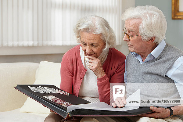 Seniorenpaar beim Betrachten des Fotoalbums