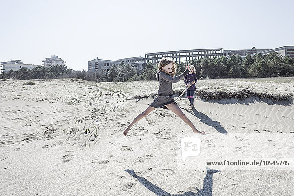 Zwei Mädchen am Strand  nahe Rimini  Italien  Europa