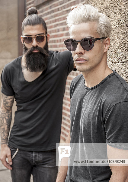 Zwei lässige junge Männer in schwarzer Kleidung  Hipster