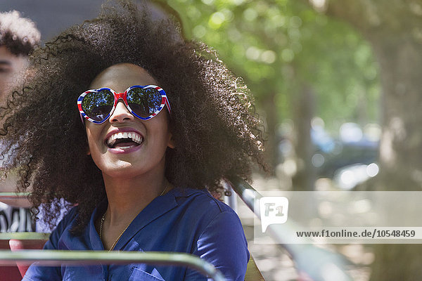 Enthusiastische Frau mit Afro-Brille in Herzform